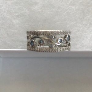 925 Silver ring with small diamond chips and blue round stones